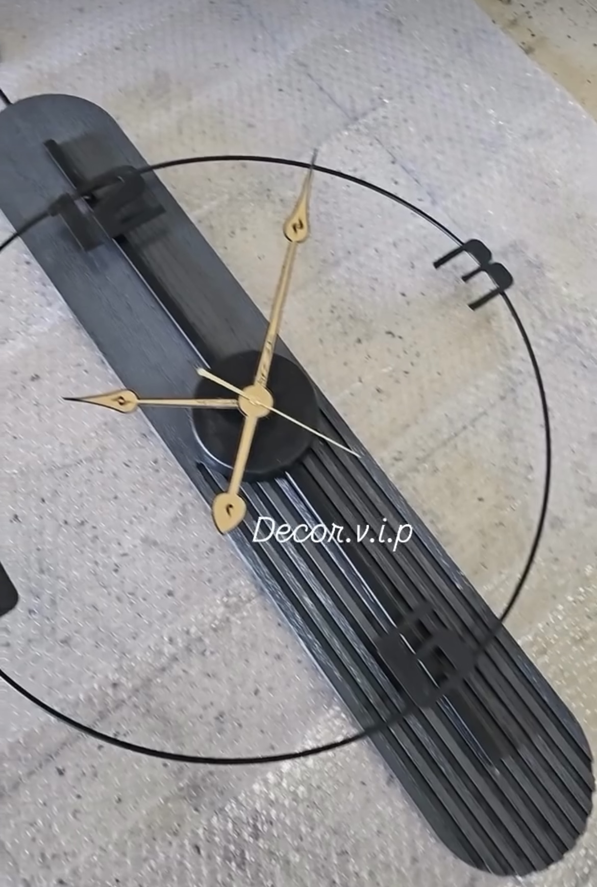 نمای دیگر ساعت دیواری ترکیب چوب و فلز کد H535